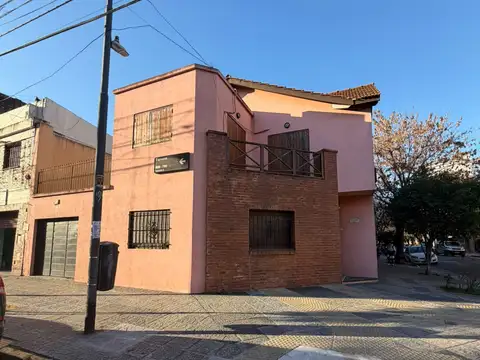 EXCELENTE CASA 3 AMB SOBRE LOTE PROPIO EN ESQUINA