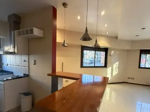 EXCELENTE CASA 3 AMB SOBRE LOTE PROPIO EN ESQUINA