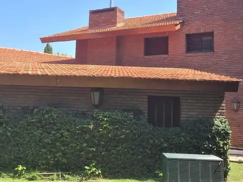 Casa 7 ambientes con 5 baños