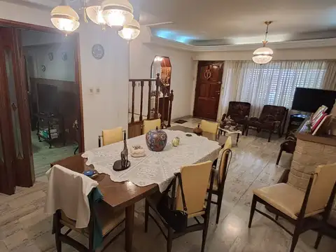 CASA 6 AMB CON COCHERA CUBIERTA (2 AUTOS), FONDO LIBRE Y TERRAZA