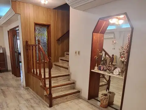 Casa 6 ambientes con 5 baños