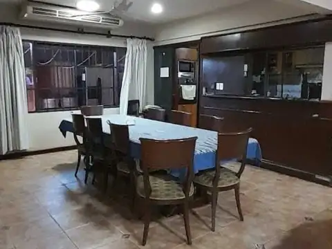 Casa 5 ambientes con 4 baños