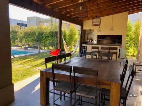 Casa 4 ambientes con 3 baños