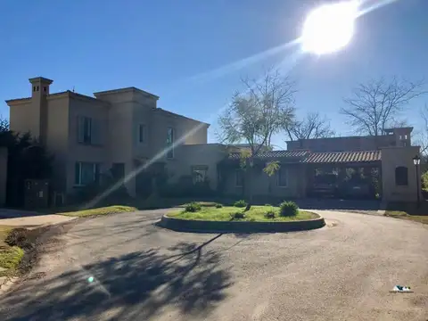 Casa en Venta con 2 cocheras