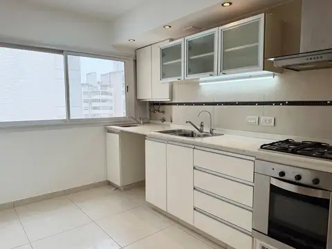 Alquiler departamento semipiso de 3 dormitorios con cochera. Centro Rosario.