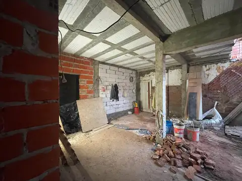 Casa de pasillo de tres dormitorios en venta con terraza y piscina en Pichincha