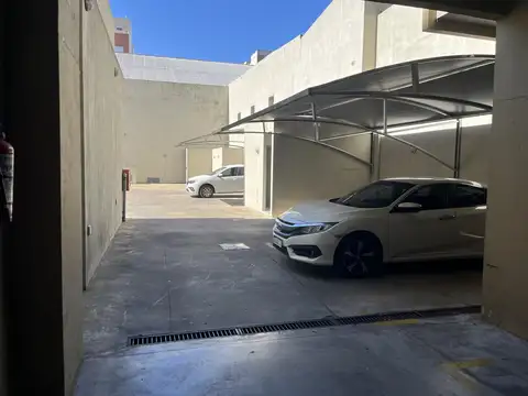Cochera en Planta baja con portón automático. a 50mts del subte