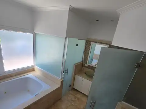 Casa 6 ambientes con 3 baños