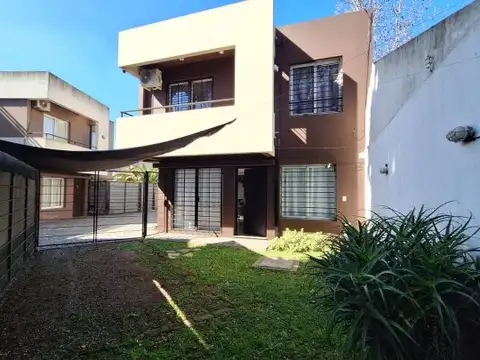Casa en Alquiler con 1 cochera