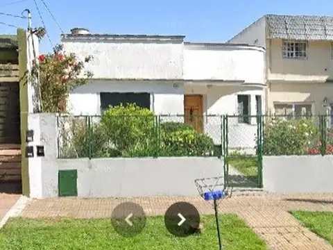 Casa a reciclar en venta sobre dos Avenidas en Quilmes Oeste, ideal para local o para reciclar