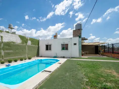 CASA 4 AMBIENTES EN VENTA EN LONGCHAMPS PISCINA