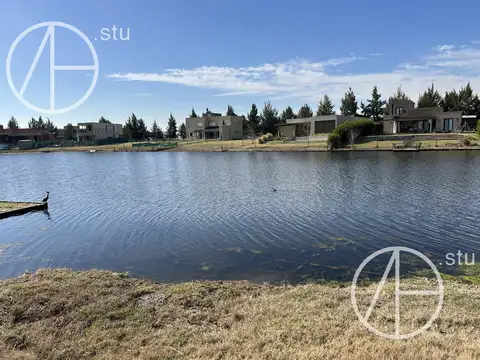 Lote en venta a la laguna en el barrio el  Naudir