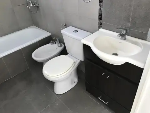 1 ambiente con balcon, muy bueno. bajas expensas