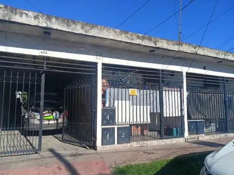 VENTA EN BLOCK  2 DEPTOS 2 AMB + 2 CASAS + COCHERA + PATIO