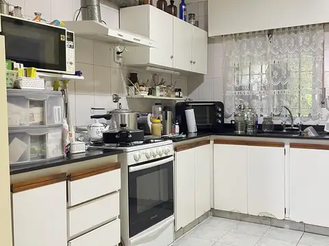 Duplex  tres dormitorios cochera, patio, parque en venta en La Plata