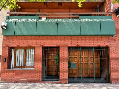 CASA EN VENTA ALMAGRO LOTE PROPIO  4 AMBIENTES