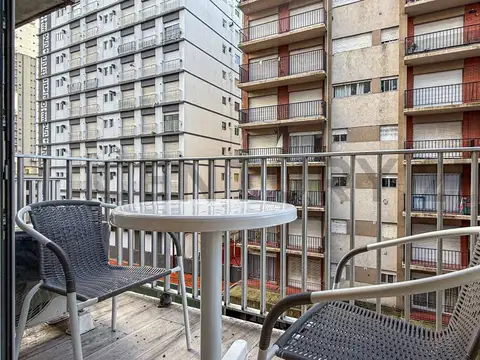 VENTA DEPARTAMENTO 2 AMBIENTES CON DEPENDENCIA AL FRENTE RECICLADO