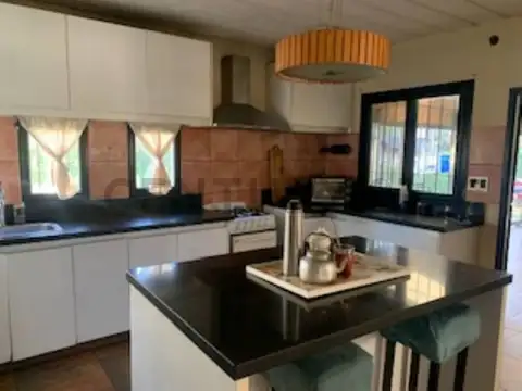 Casa de 6 ambientes sobre lote de 6.200 m2 en  El Remanso. Exaltación de la Cruz