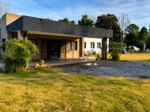 El Remanso. Casa 6 ambientes mas dependencia, sobre lote de 6.200 m2