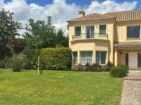 Casa 5 ambientes con 4 baños