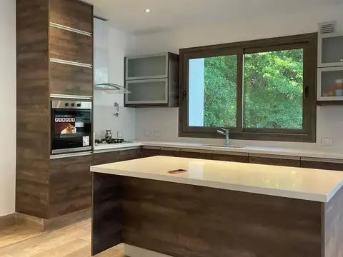 Casa 6 ambientes con 5 baños
