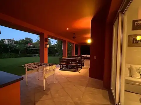 Casa 5 ambientes con 4 baños