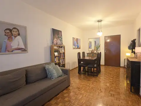 Departamento de 3 ambientes con dependencia de servicio, en inmejorable ubicación.