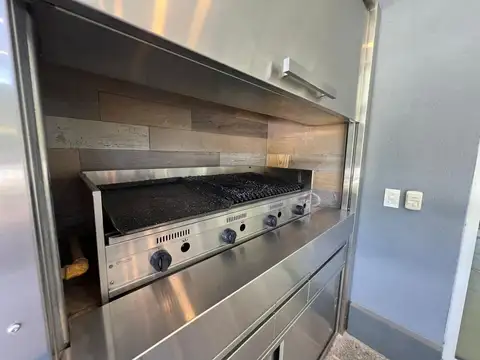 Casa en Alquiler con 3 cocheras