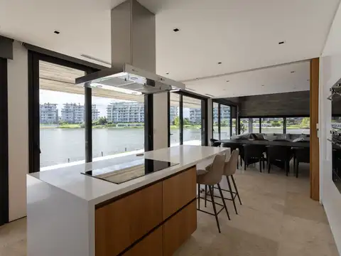 Casa en Alquiler con 3 cocheras