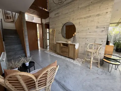 Casa 5 ambientes con 4 baños