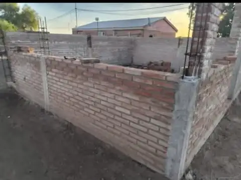 VENDO  LOTE CON CONSTRUCCION- BARRANCAS COLORADAS S.LUIS