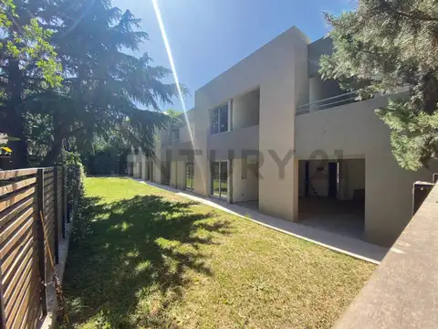 Venta Casa / duplex 2 dormitorios con cochera en Benavidez en complejo con amenities y mucho verde