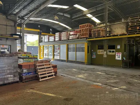 PAU. Venta galpón con locales, oficinas, depto y terreno. San Martin