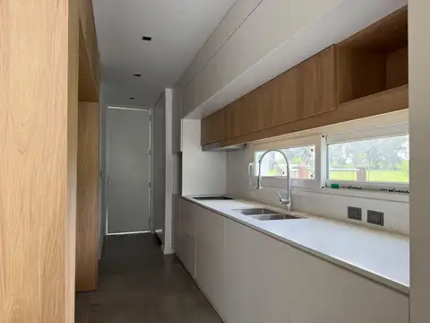 Casa 5 ambientes con 2 baños