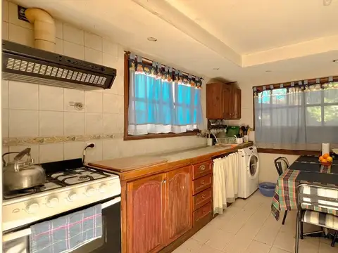 VENTA CASA 3 AMBIENTES CON PARQUE LOS PINARES