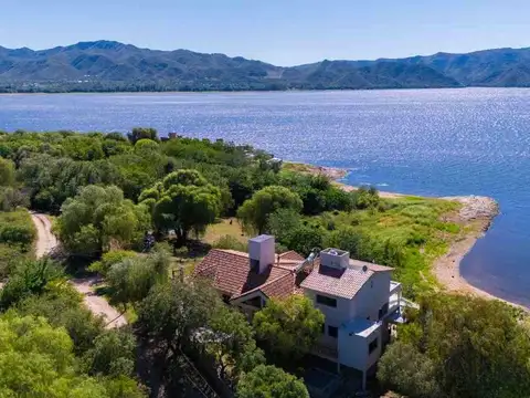 Casa 8 ambientes con 4 baños