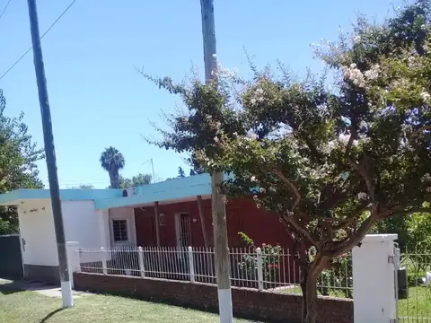 EXCELENTE CASA TIPO AMERICANA DE 3 AMBIENTES CON JARDIN