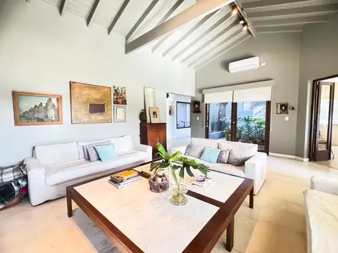 Casa 6 ambientes con 5 baños