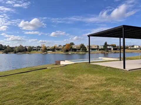 Casa  en Venta en San Sebastian, Escobar, G.B.A. Zona Norte AREA 1 - A la laguna- Dormitorio planta baja- pileta