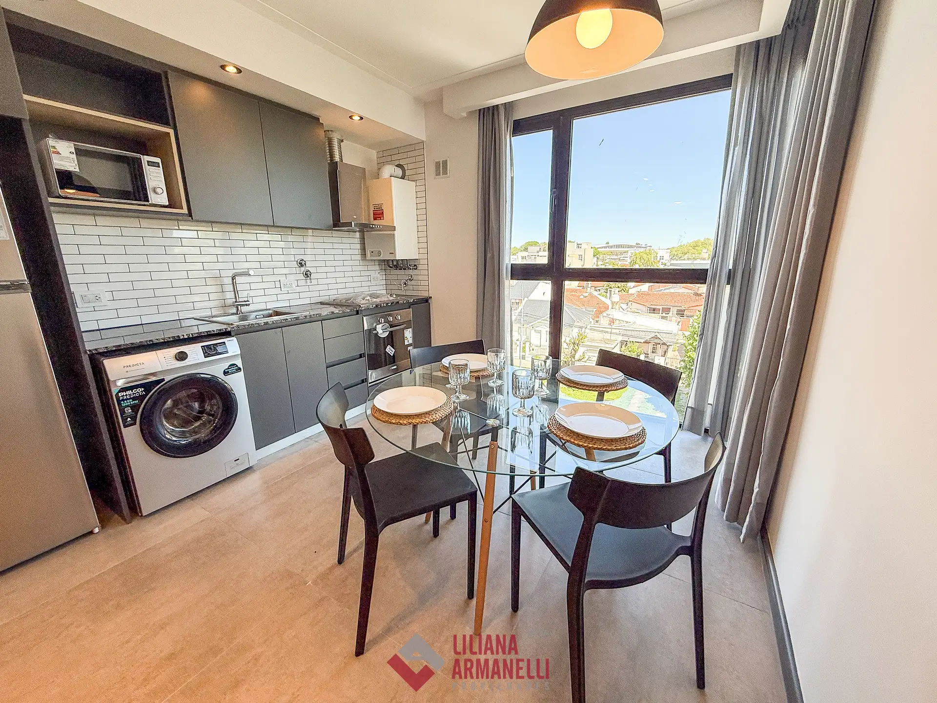 Departamento de 2 ambientes a estrenar. Amplio living comedor. Cocina con amoblamiento a medida. Dormitorio con placard y balcón saliente. Baño completo con ducha. Cocheras disponibles.