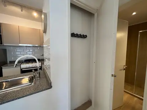 Venta Departamento a la Calle con Balcón Frances Plaza Colon