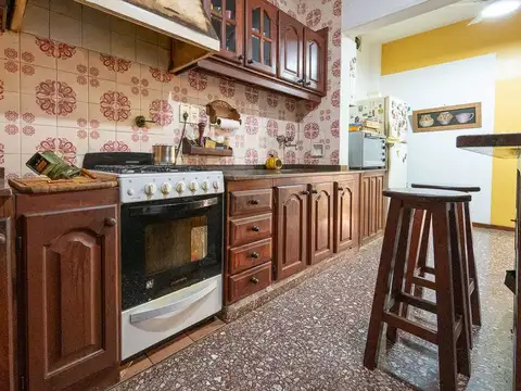 Casa 8 ambientes con 2 baños