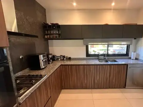 Casa en Alquiler con 2 cocheras