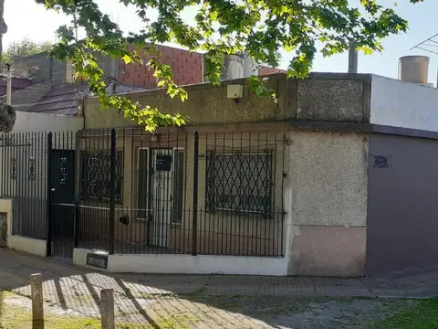 CASA DE 3 AMB. CON COCHERA APTA A CREDITO  nuevo precio