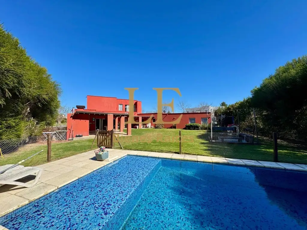 Casa - 305  m² Cubierta | 4 dormitorios | 12 años | 4 baños | 5 ambientes | 4 cocheras