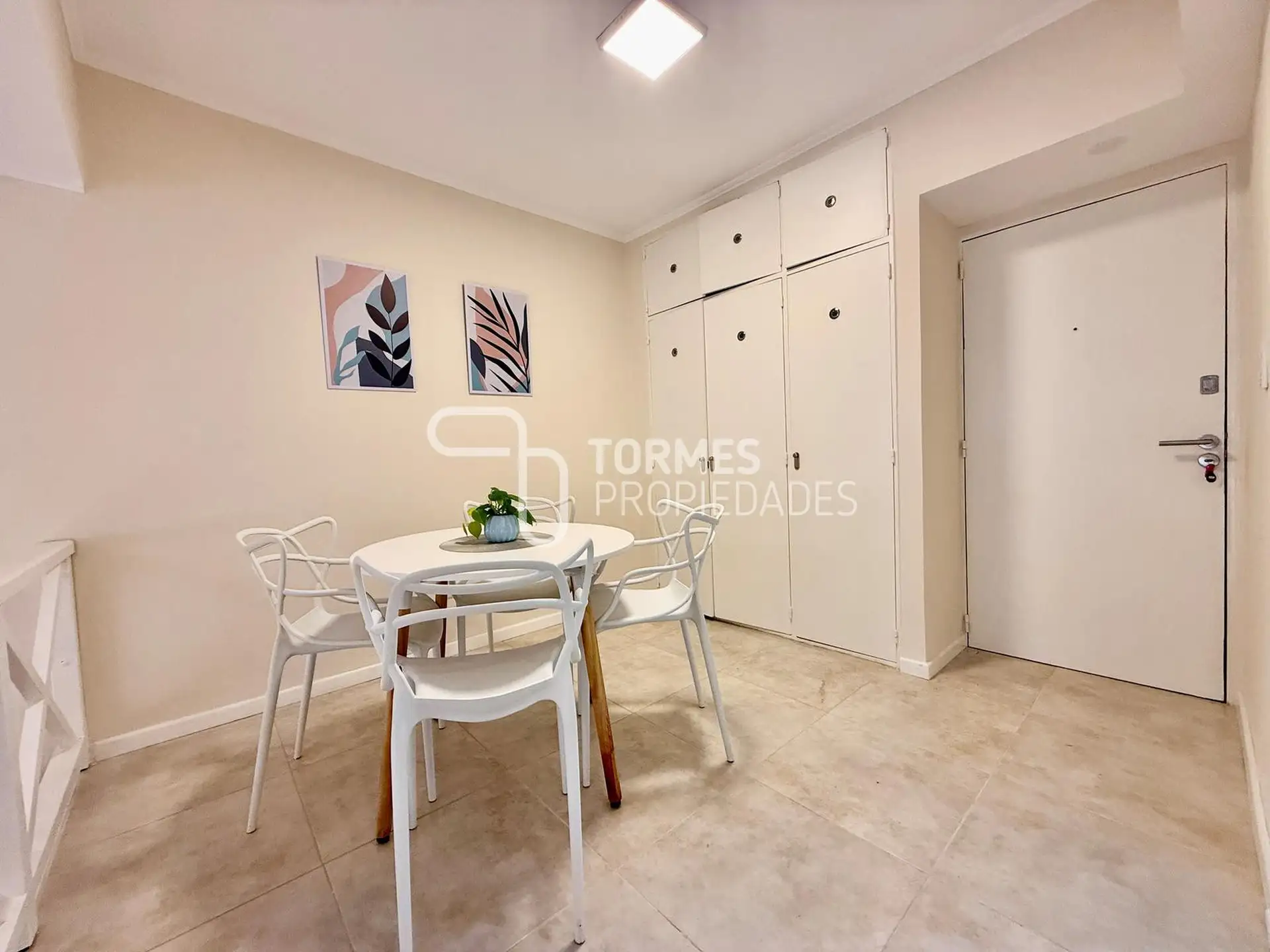 Depto 1 amb reciclado con patio propio, 28m² — Plaza Colon