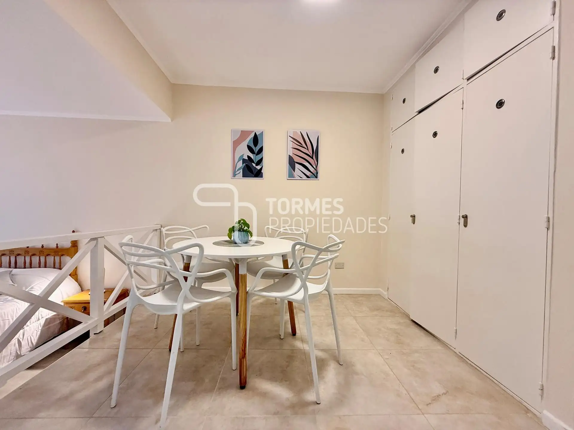 Depto 1 amb reciclado con patio propio, 28m² — Plaza Colon