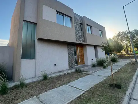 Casa en Venta en Miradores De Manantiales, USD 249.999