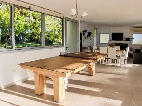 Casa en Alquiler con 2 cocheras