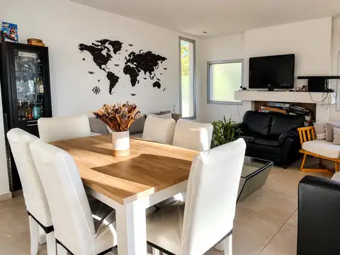 Casa 4 ambientes con 2 baños